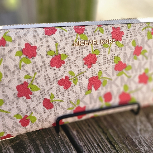 Nwot Michael Kors Jet Set Travel Continental in Vanilla Multi - Picture 3 of 7